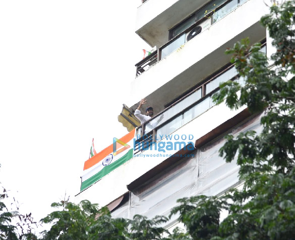 photos kartik aaryan snapped on his balcony with the indian tricolour 3