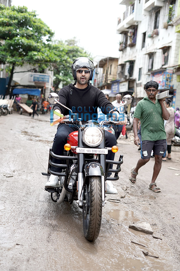 photos kartik aaryan spotted at versova jetty 1