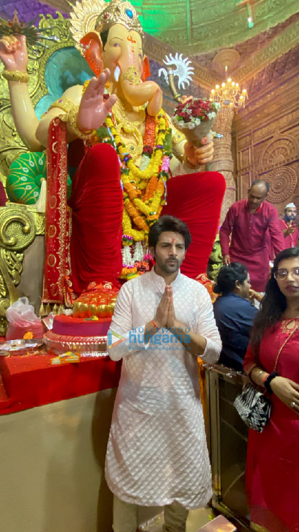 photos kartik aaryan visits lalbaugcha raja to seek lord ganeshas blessings2 2