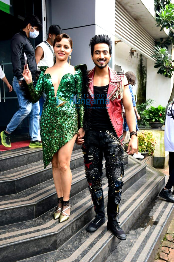 photos madhuri dixit karan johar nora fatehi maniesh paul and contestants snapped on the sets of jhalak dikhhla jaa 1