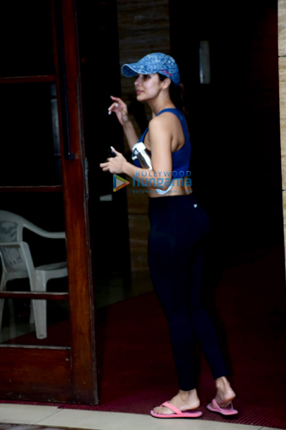 photos malaika arora spotted in khar 2 5