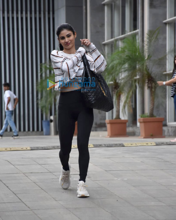 photos mouni roy snapped in andheri 4 5