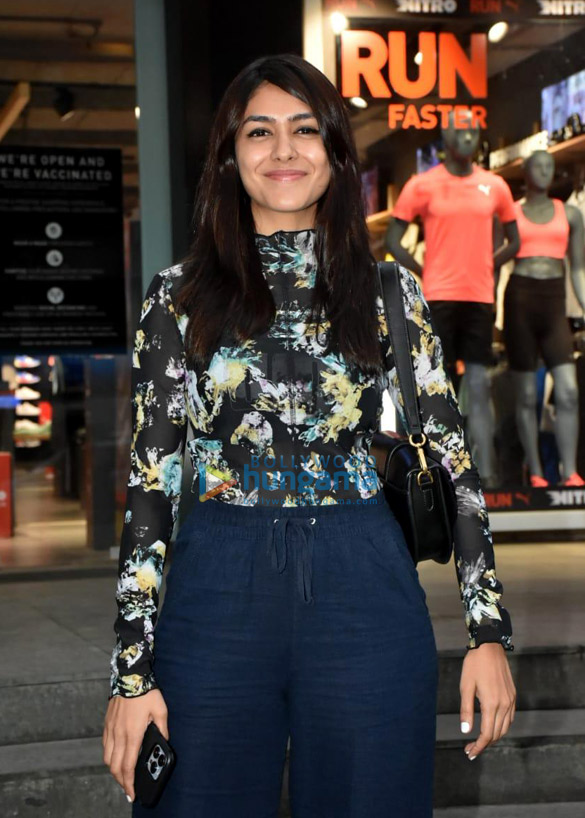 Photos: Mrunal Thakur snapped in Khar Photos: Mrunal Thakur snapped in Khar