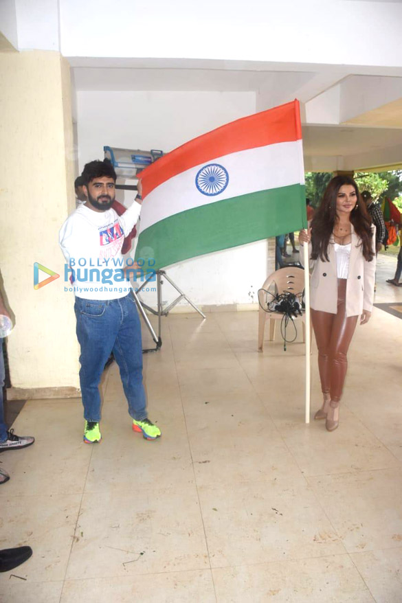 photos rakhi sawant and adil khan pose together with tricolour flag after a shoot 4