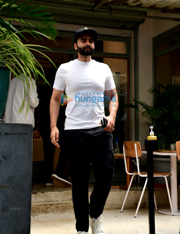 photos rakul preet singh and jackky bhagnani snapped outside a cafe in bandra 2