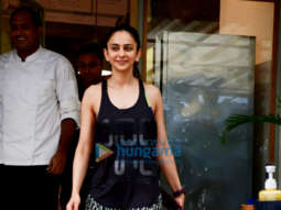 Photos: Rakul Preet Singh and Jackky Bhagnani snapped outside a cafe in Bandra