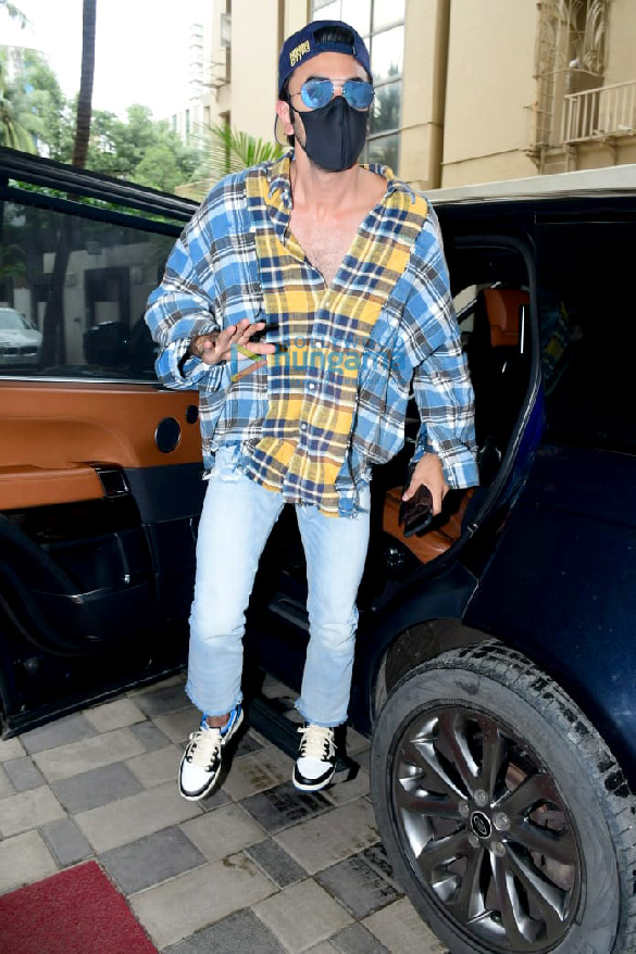 Photos: Ranbir Kapoor spotted in Andheri Photos: Ranbir Kapoor spotted in Andheri
