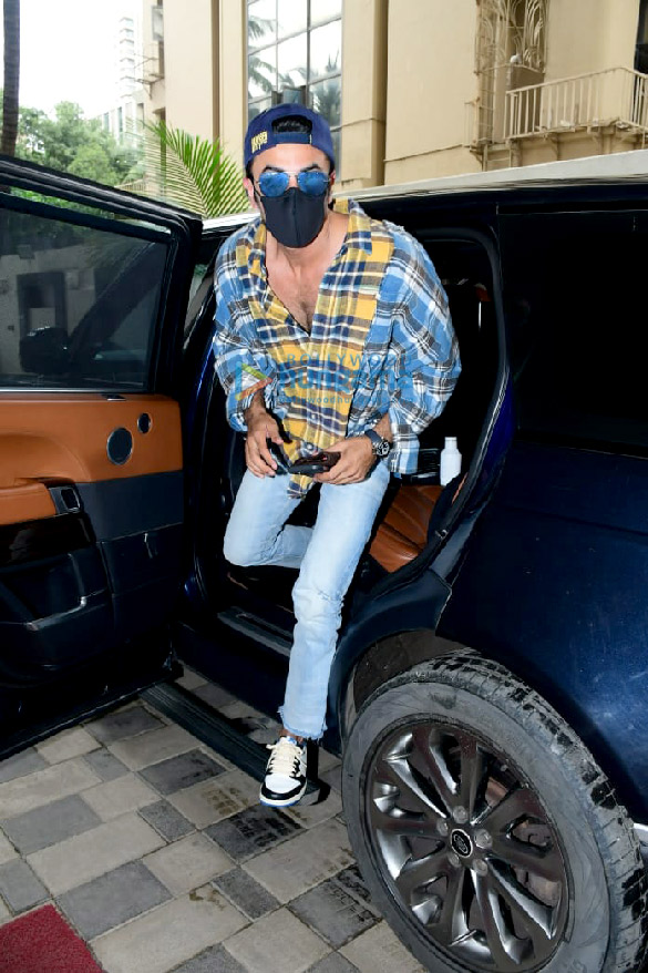 photos ranbir kapoor spotted in andheri 2