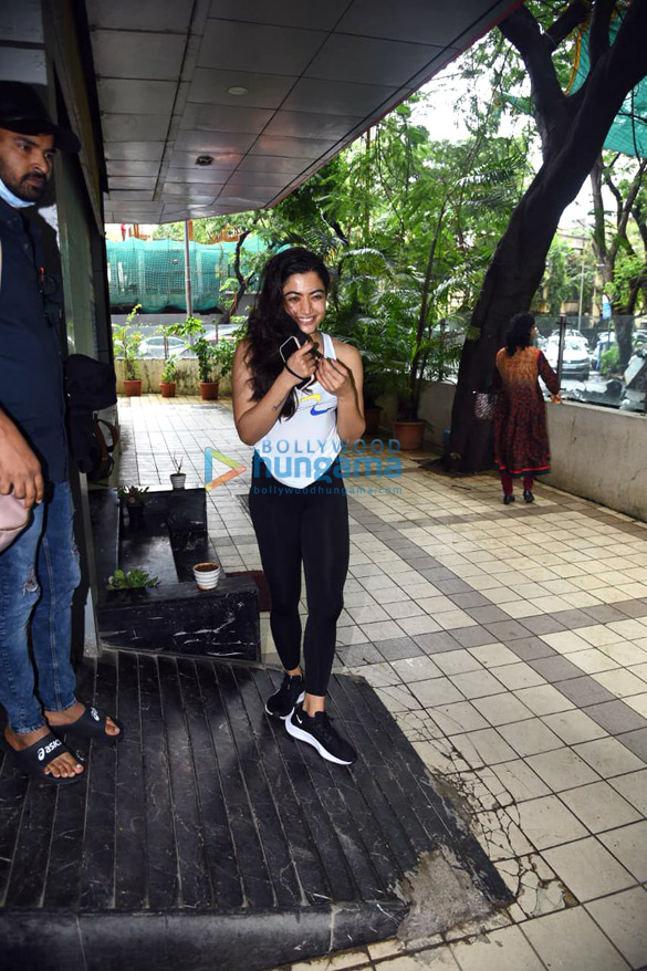 photos rashmika mandanna snapped in juhu 3