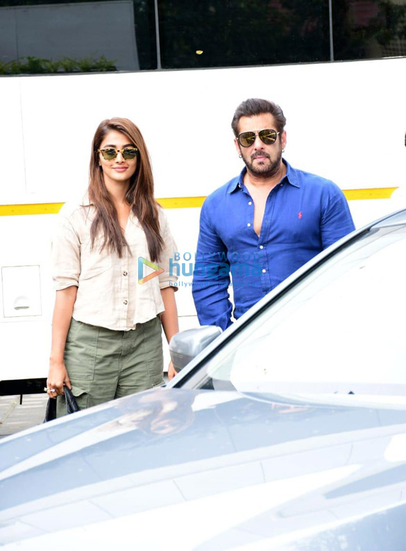 Photos Salman Khan and Pooja Hegde snapped at Kalina Airport (6) Pooja Hegde, Salman Khan