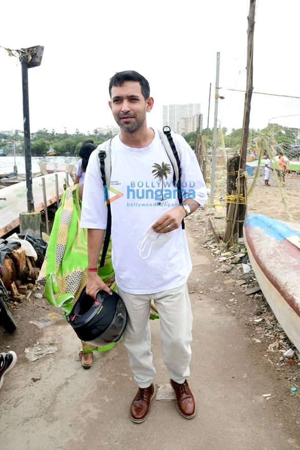 photos sara ali khan and vikrant massey snapped at versova jetty 2