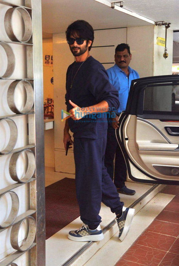 photos shahid kapoor spotted in khar 1