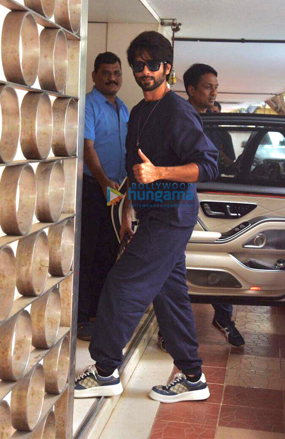 photos shahid kapoor spotted in khar 3