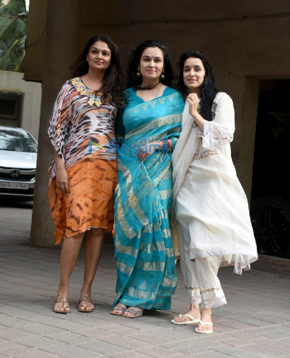 photos shraddha kapoor padmini kolhapure and tejaswini kolhapure snapped in juhu 4