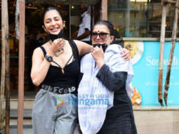 Photos: Shruti Haasan snapped along with her mother Sarika at Foodhall in Bandra