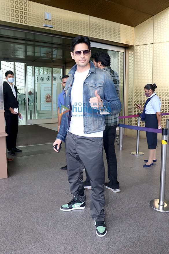 Photos: Sidharth Malhotra, Sonu Sood, Karishma Tanna and others snapped at the airport Photos: Sidharth Malhotra, Sonu Sood, Karishma Tanna and others snapped at the airport