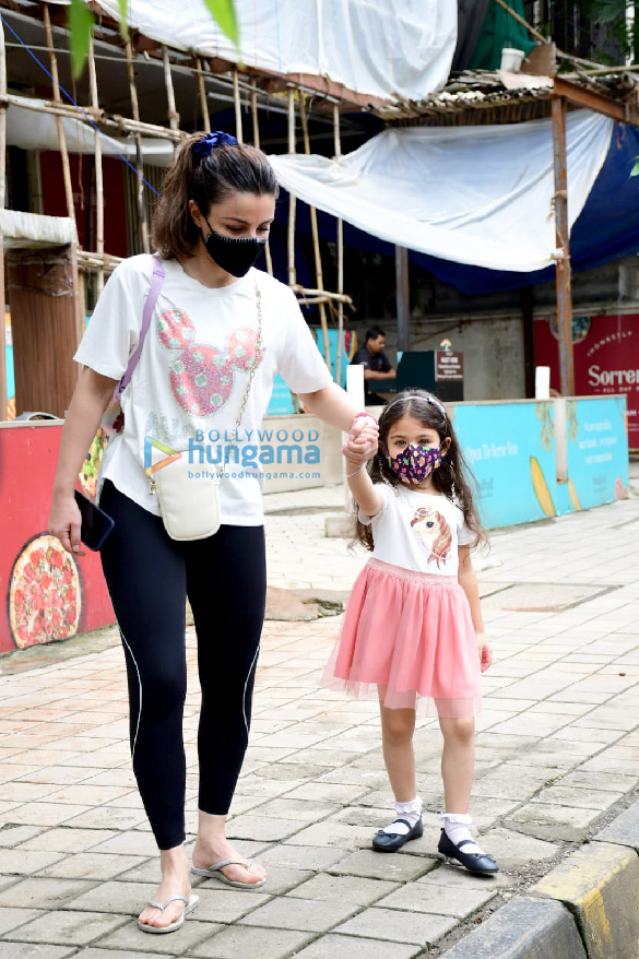 photos soha ali khan spotted with daughter inaaya naumi kemmu outside foodhall in santacruz 2