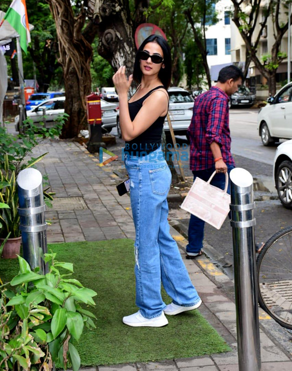 photos sonal chauhan spotted at a salon in bandra 2