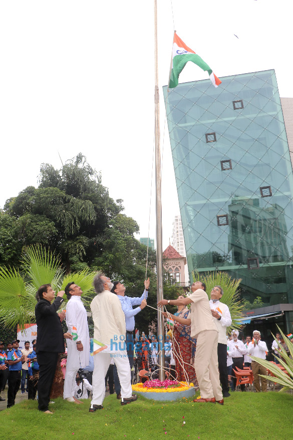 Photos: Subhash Ghai, Rakeysh Omprakash Mehra, Jackie Shroff and Divya Dutta hoist flag on 75th Independence Day Photos: Subhash Ghai, Rakeysh Omprakash Mehra, Jackie Shroff and Divya Dutta hoist flag on 75th Independence Day