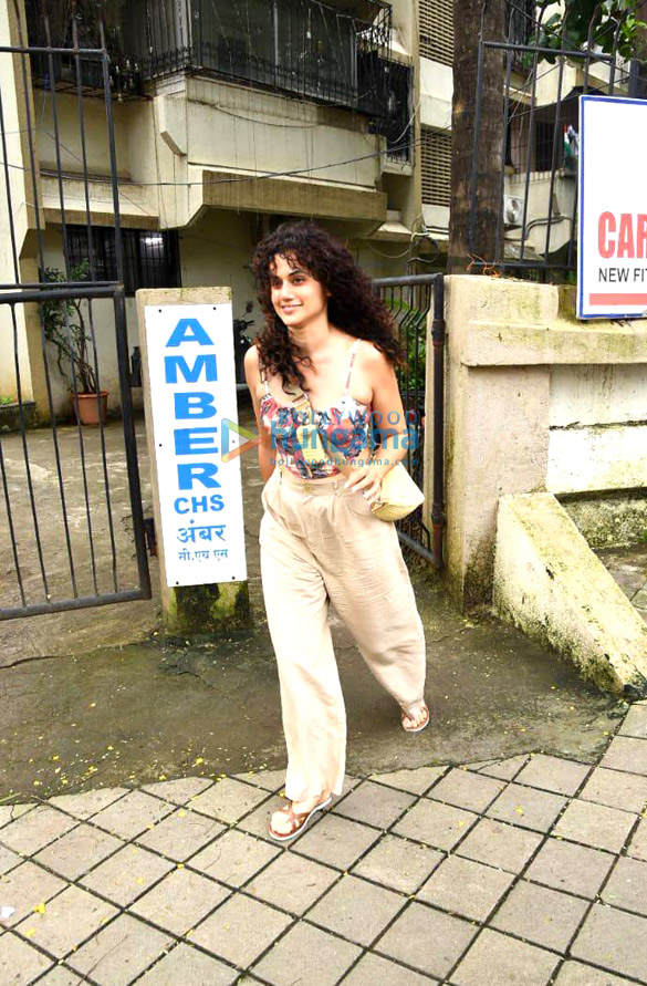 photos taapsee pannu snapped at kromakay salon in juhu 2 3