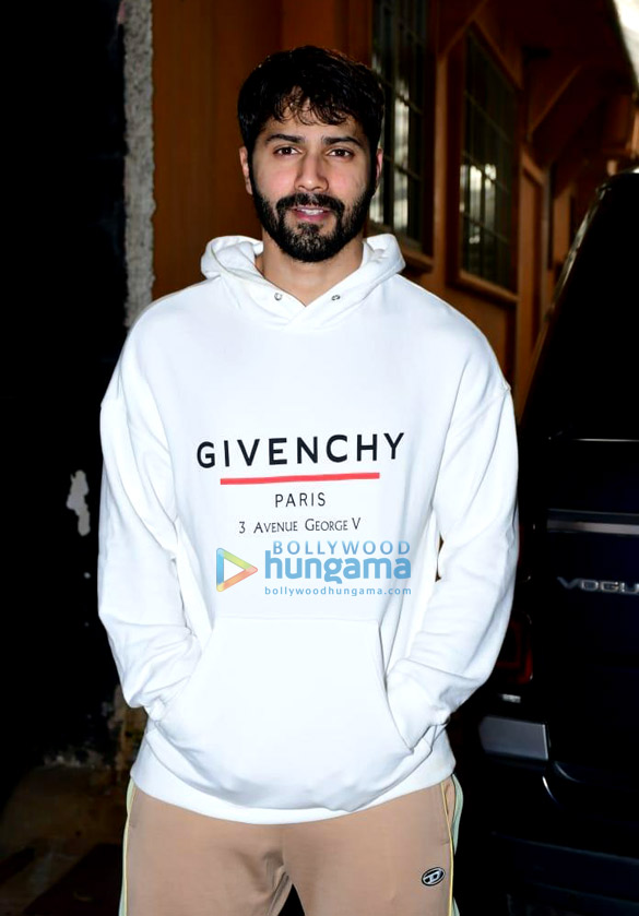 Photos: Varun Dhawan and Vicky Kaushal snapped outside a dance class in Juhu Photos: Varun Dhawan and Vicky Kaushal snapped outside a dance class in Juhu