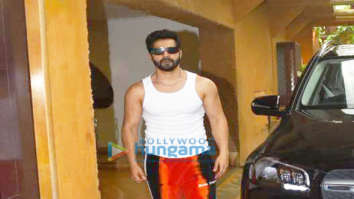 Photos: Varun Dhawan snapped at a dance class in Juhu