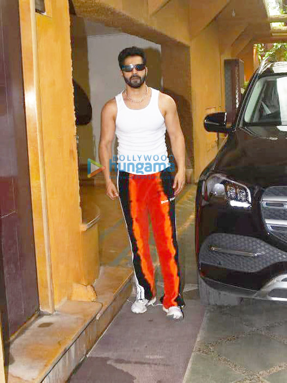 Photos: Varun Dhawan snapped at a dance class in Juhu Photos: Varun Dhawan snapped at a dance class in Juhu