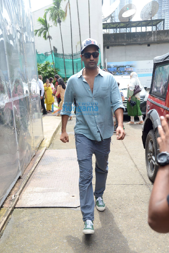 photos vicky kaushal snapped at bastian in bandra 2