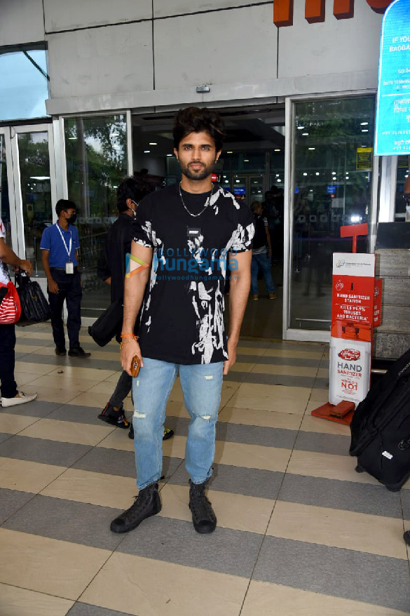 photos vijay deverakonda and ananya panday fly to ahmedabad for liger promotions 1