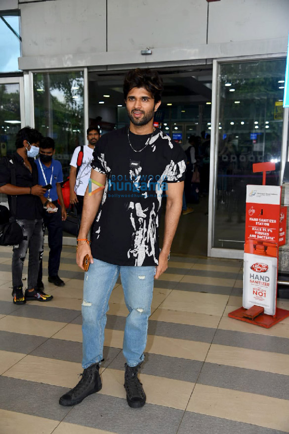 photos vijay deverakonda and ananya panday fly to ahmedabad for liger promotions 3