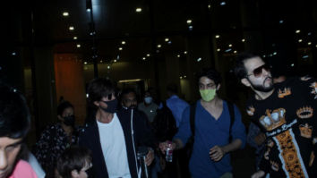 Shah Rukh Khan gets angry and pulls back as a fan grabs his arm at the airport for a photo, son Aryan Khan calms him down, watch video 