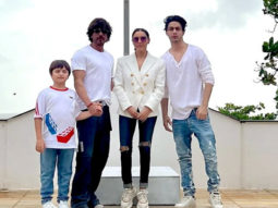 Shah Rukh Khan hoists Indian flag with his family at Mannat