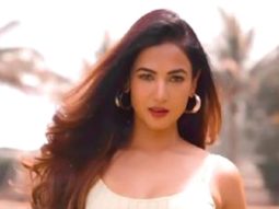 Sonal Chauhan hypnotizes us with her beauty