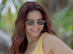 Aamna Sharif flaunts her perfect curves in yellow outfit