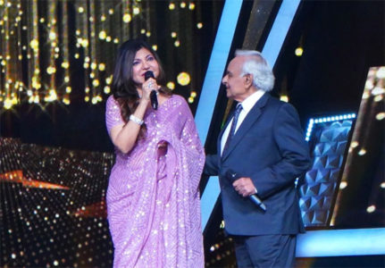 Alka Yagnik Sex Videos - Alka Yagnik receives a special award at Superstar Singer 2's Grand Finale;  says, 'I am overwhelmed' : Bollywood News - Bollywood Hungama