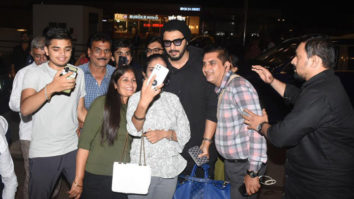 Arjun Kapoor gets mobbed by fans at the airport