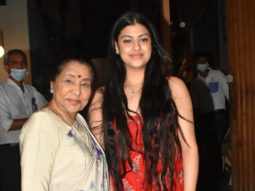 Asha Bhosle poses with grand-daughter Zanai Bhosle