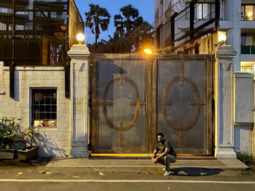 Comedian Hasan Minhaj poses in front of Shah Rukh Khan’s bungalow Mannat in Mumbai: ‘He didn’t answer tho’
