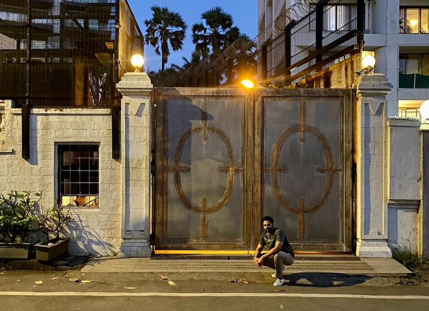 Comedian Hasan Minhaj poses in front of Shah Rukh Khan's bungalow Mannat in Mumbai: 'He didn’t answer tho' Comedian Hasan Minhaj poses in front of Shah Rukh Khan's bungalow Mannat in Mumbai: 'He didn’t answer tho'