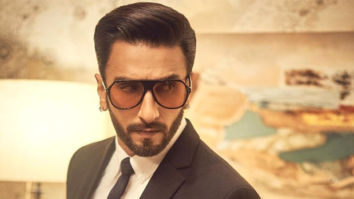 Fans take over red carpet as SIIMA Awards 2022 turned chaotic; Ranveer Singh gets hit accidentally Fans take over red carpet as SIIMA Awards 2022 turned chaotic; Ranveer Singh gets hit accidentally