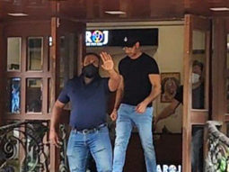 Hrithik Roshan snapped in black tshirt