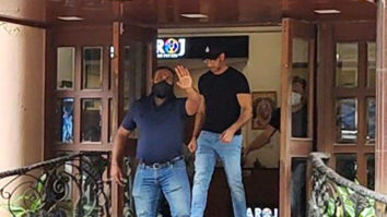 Hrithik Roshan snapped in black tshirt