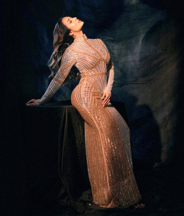 Malaika Arora exudes glitz and glam in a gold shimmering body-con gown Malaika Arora exudes glitz and glam in a gold shimmering body-con gown