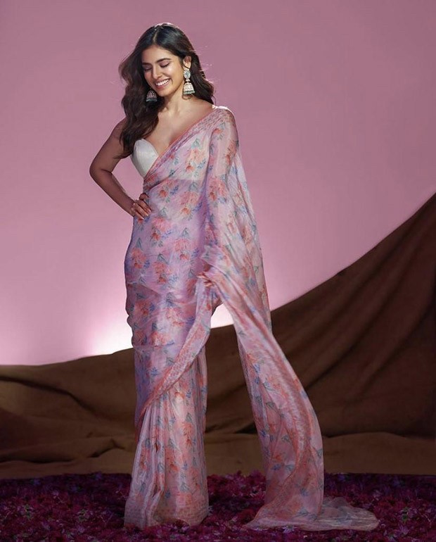 Malavika Mohanan looks drop dead gorgeous in Anita Dongre’s pink floral saree Malavika Mohanan looks drop dead gorgeous in Anita Dongre’s pink floral saree