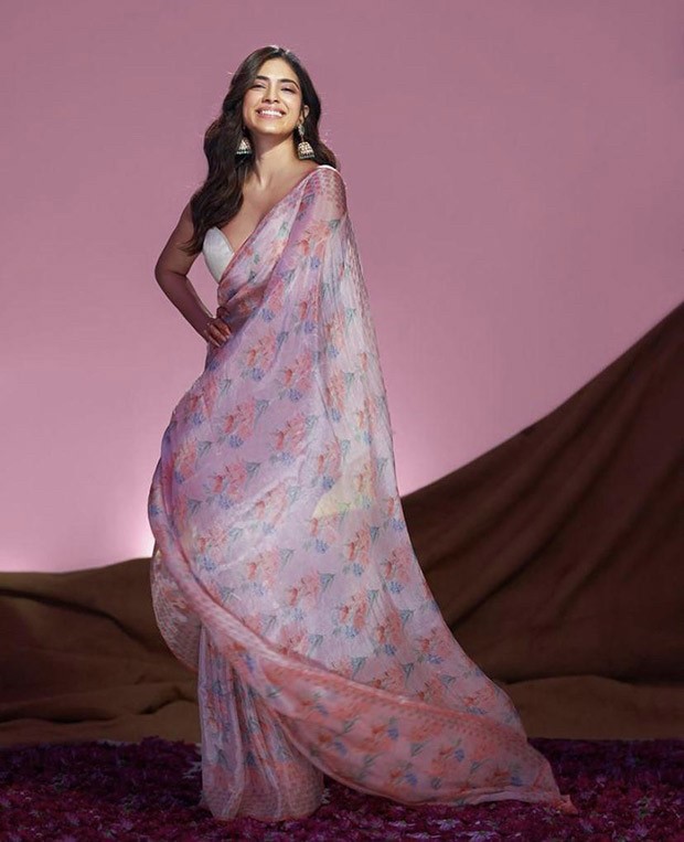 Malavika Mohanan looks drop dead gorgeous in Anita Dongre’s pink floral saree Malavika Mohanan looks drop dead gorgeous in Anita Dongre’s pink floral saree