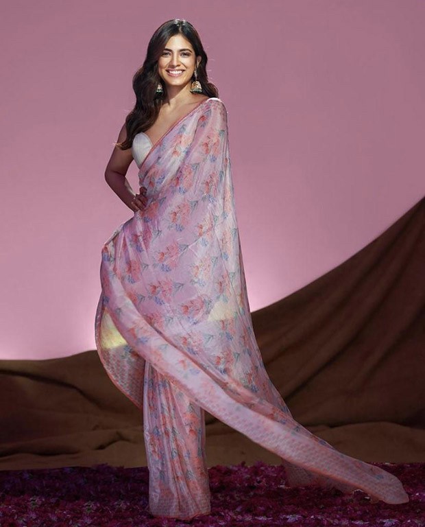 Malavika Mohanan looks drop dead gorgeous in Anita Dongre’s pink floral saree Malavika Mohanan looks drop dead gorgeous in Anita Dongre’s pink floral saree