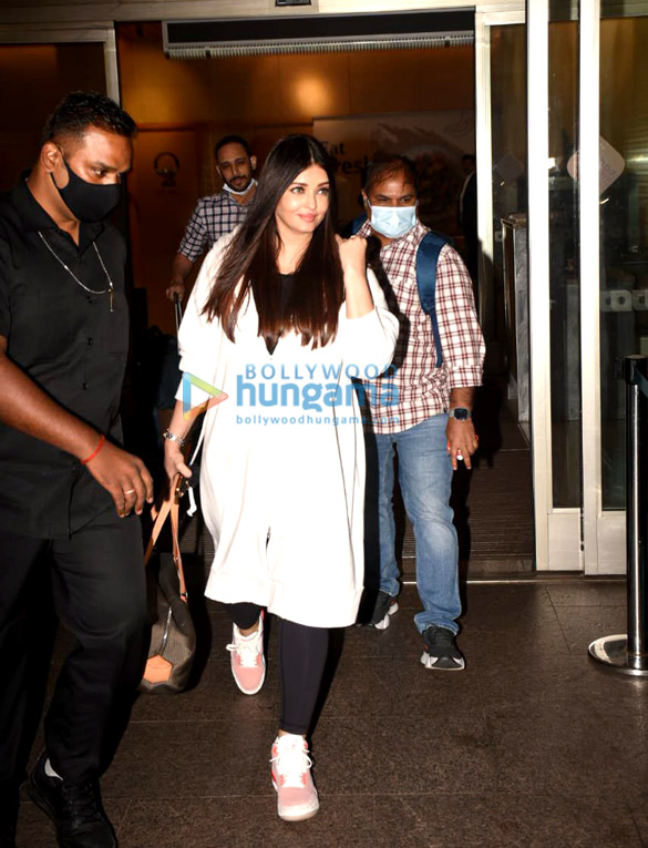 Photos: Aishwarya Rai Bachchan, A. R. Rahman, Trisha Krishnan and Chiyaan Vikram snapped at the airport Photos: Aishwarya Rai Bachchan, A. R. Rahman, Trisha Krishnan and Chiyaan Vikram snapped at the airport