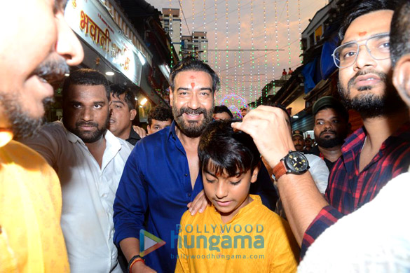 photos ajay devgn visits lalbaugcha raja 4