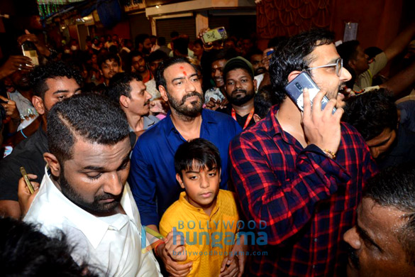 photos ajay devgn visits lalbaugcha raja 5
