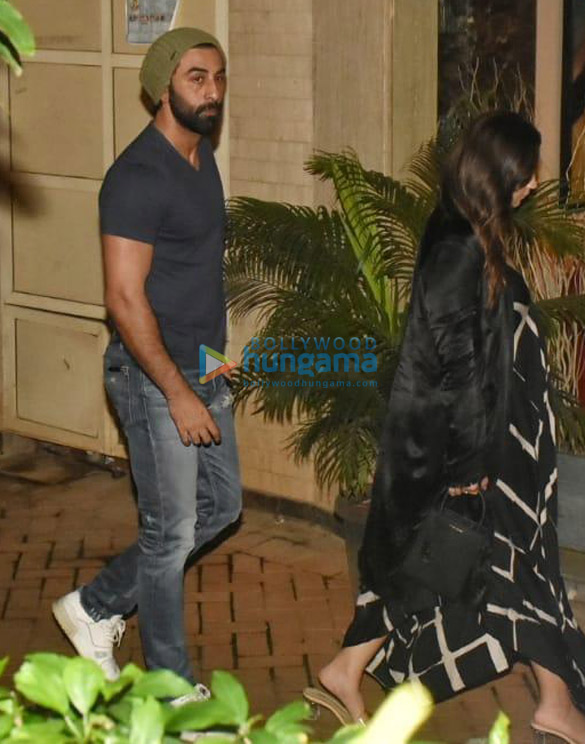 Photos: Alia Bhatt, Ranbir Kapoor, Manish Malhotra and others snapped at Kareena Kapoor Khan’s house to celebrate her birthday